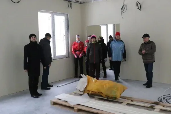 В Рудничном бору завершают установку модуля спортшколы