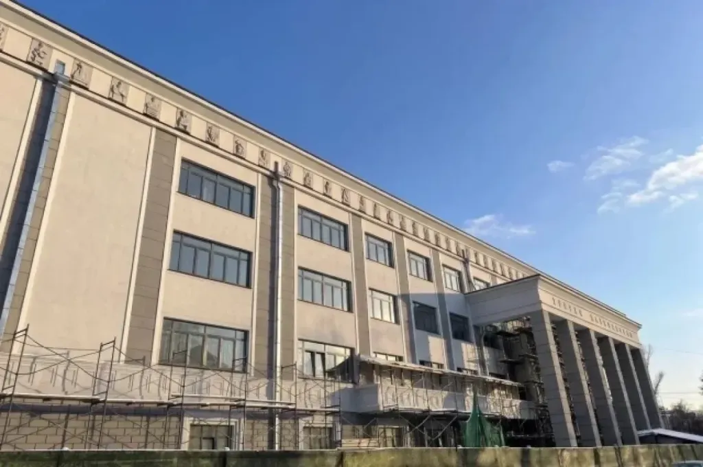 У ДК металлургов в Новокузнецке отреставрировали северный фасад