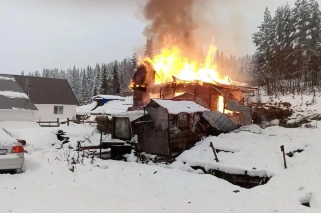 В Таштаголе при пожаре погибли двое детей, возбуждено дело